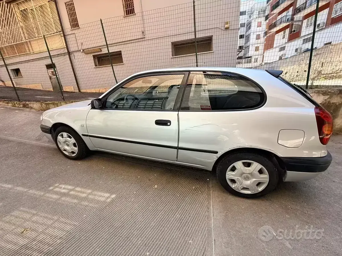 Usata Toyota Corolla 97 CV (71 kW) 2001 Grigio Berlina