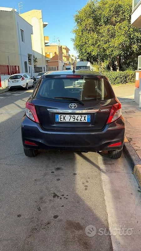 Usata Toyota Yaris 68 CV (50 kW) 2012 Blu Utilitaria