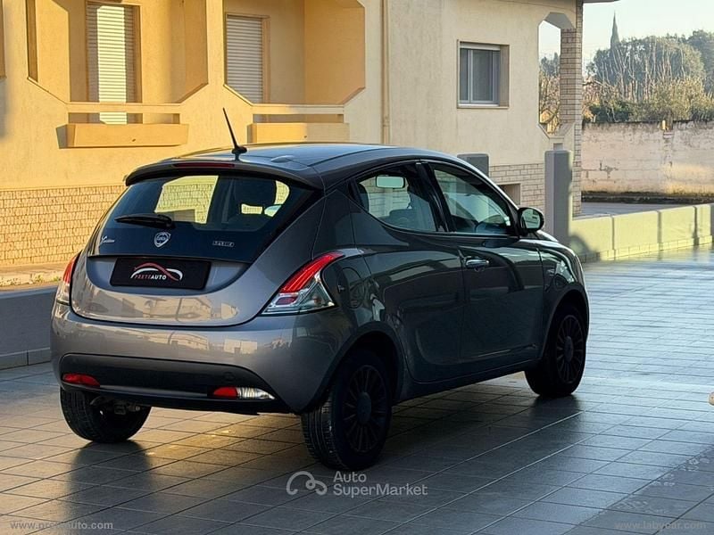 Usado Lancia Ypsilon S 69 HP (50 kW) 2022 Cinzento Citadino