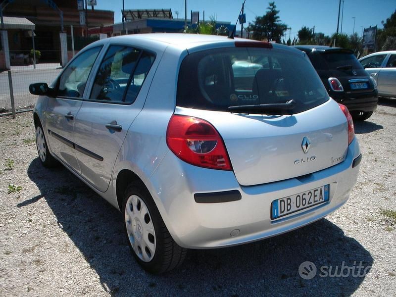 Usata Renault Clio II 85 CV (62 kW) 2006 Grigio Berlina