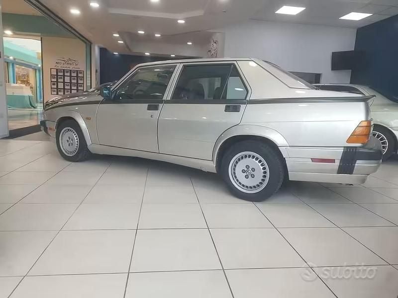 Usata Alfa Romeo 75 184 CV (135 kW) 1988 Grigio Berlina