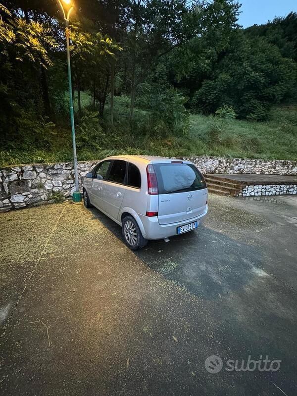 Grigio Usata 2004 Opel Meriva Monovolume | 1499 € (Buon prezzo) - Immagine 1/4