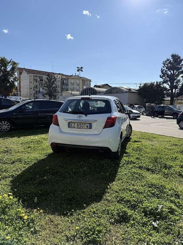 Usata Toyota Yaris Lounge 69 CV (50 kW) 2015 Bianco Utilitaria