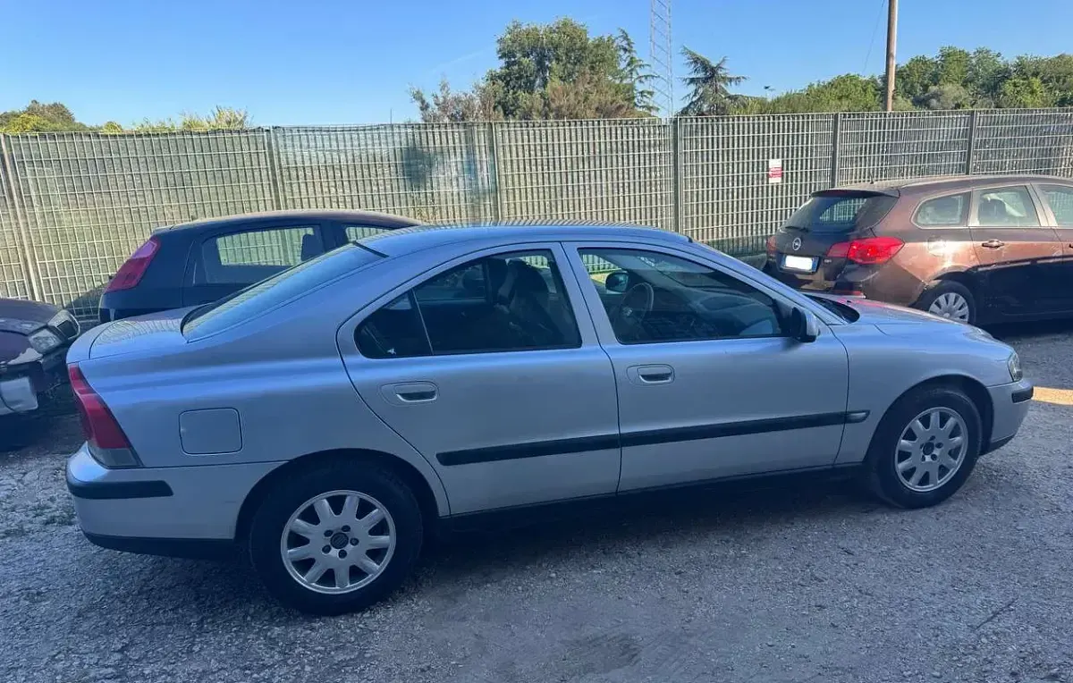 Usata Volvo S60 140 CV (102 kW) 2001 Argento Berlina