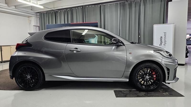 Usata Toyota Yaris 280 CV (205 kW) 2024 Grigio Berlina