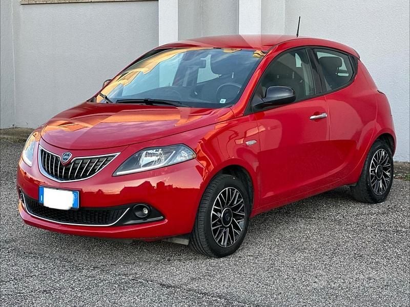 Usata Lancia Ypsilon Gold 69 CV (50 kW) 2024 Rosso Utilitaria