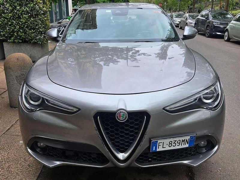 Usata Alfa Romeo Stelvio Executive 209 CV (153 kW) 2017 Argento SUV