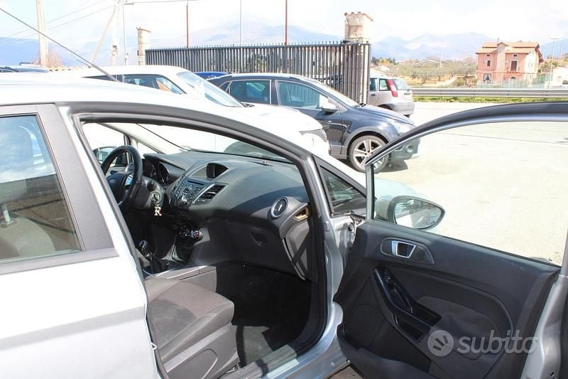 Usata Ford Fiesta 92 CV (67 kW) 2014 Grigio Utilitaria