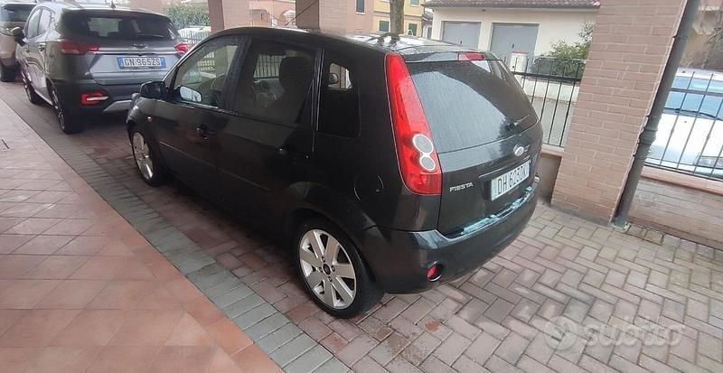 Usata Ford Fiesta Titanium 68 CV (50 kW) 2007 Nero Berlina
