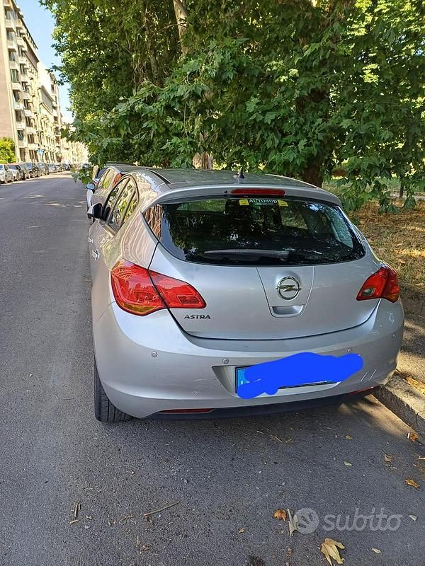 Usata Opel Astra 90 CV (66 kW) 2010 Grigio Monovolume
