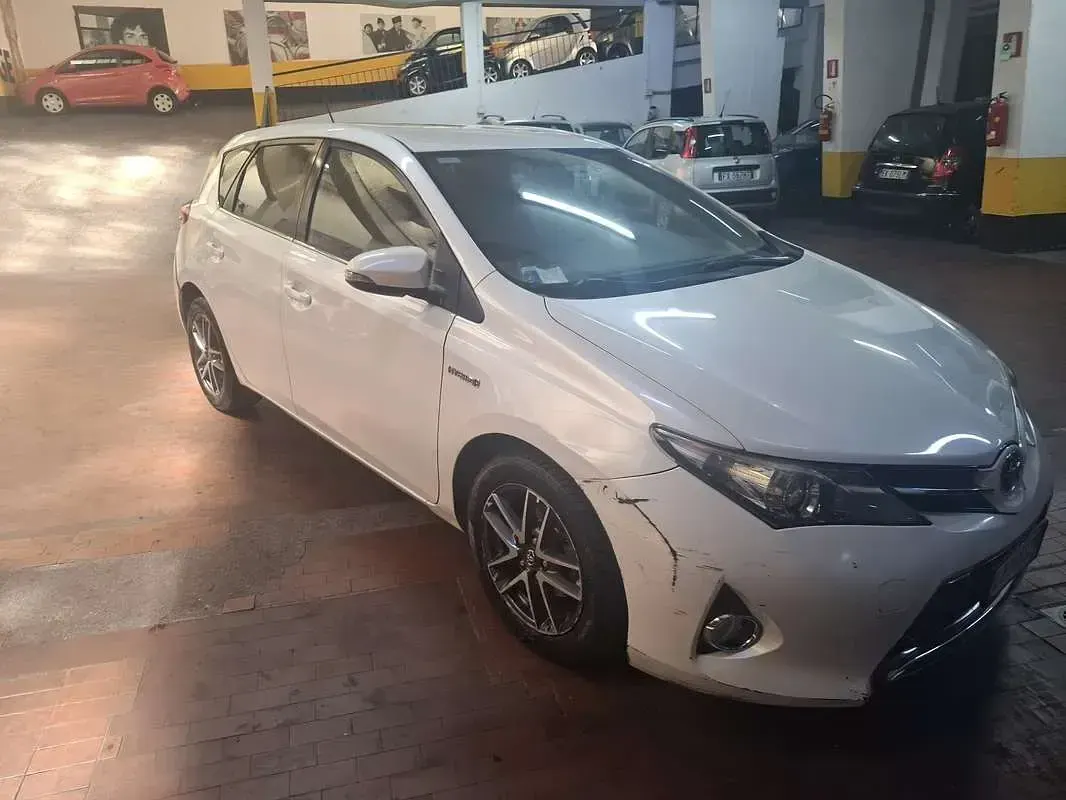 Usata Toyota Auris Hybrid Lounge 99 CV (72 kW) 2014 Berlina
