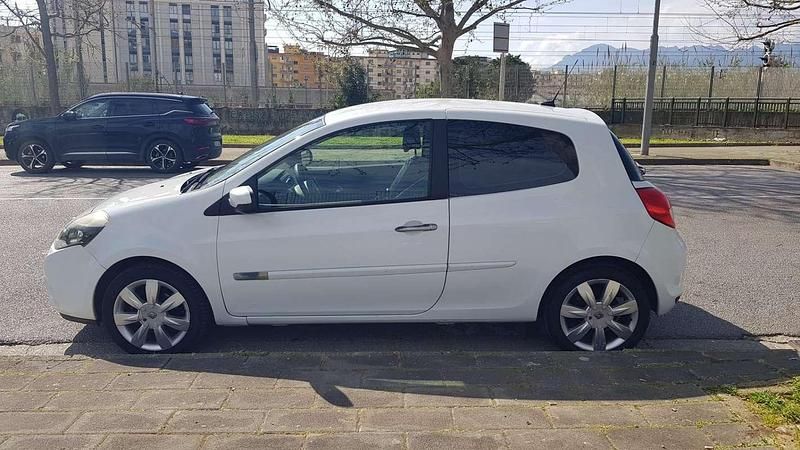 Usata Renault Clio II Dynamique 75 CV (55 kW) 2009 Berlina