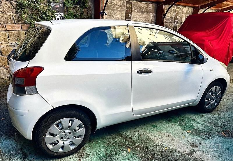 Usata Toyota Yaris 69 CV (50 kW) 2010 Bianco Berlina