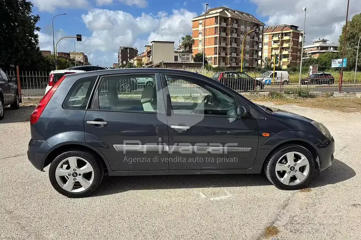 Usata Ford Fiesta 68 CV (50 kW) 2006 Grigio Utilitaria