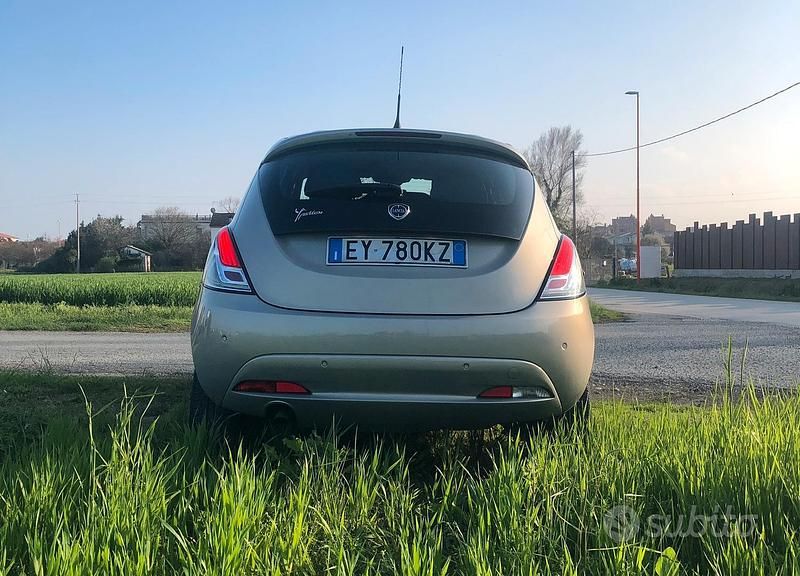 Usado Lancia Ypsilon Gold 85 HP (62 kW) 2015 Bege Citadino
