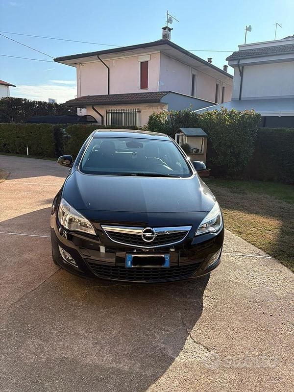 Usata Opel Astra 115 CV (84 kW) 2010 Nero Berlina
