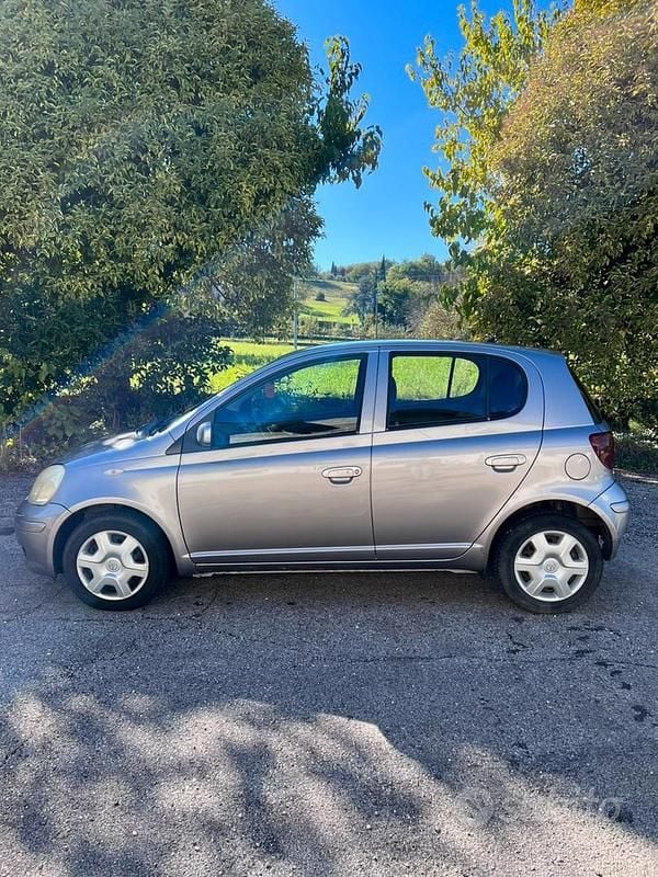 Grigio Usata 2004 Toyota Yaris Sol Tre volumi | 2700 € (Buon prezzo) - Immagine 1/4