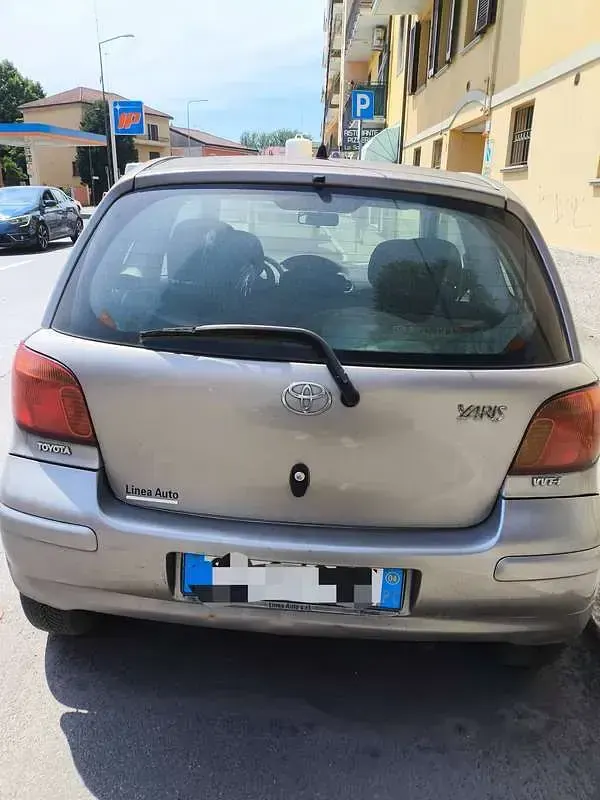 Usata Toyota Yaris Sol 68 CV (50 kW) 2004 Grigio Berlina
