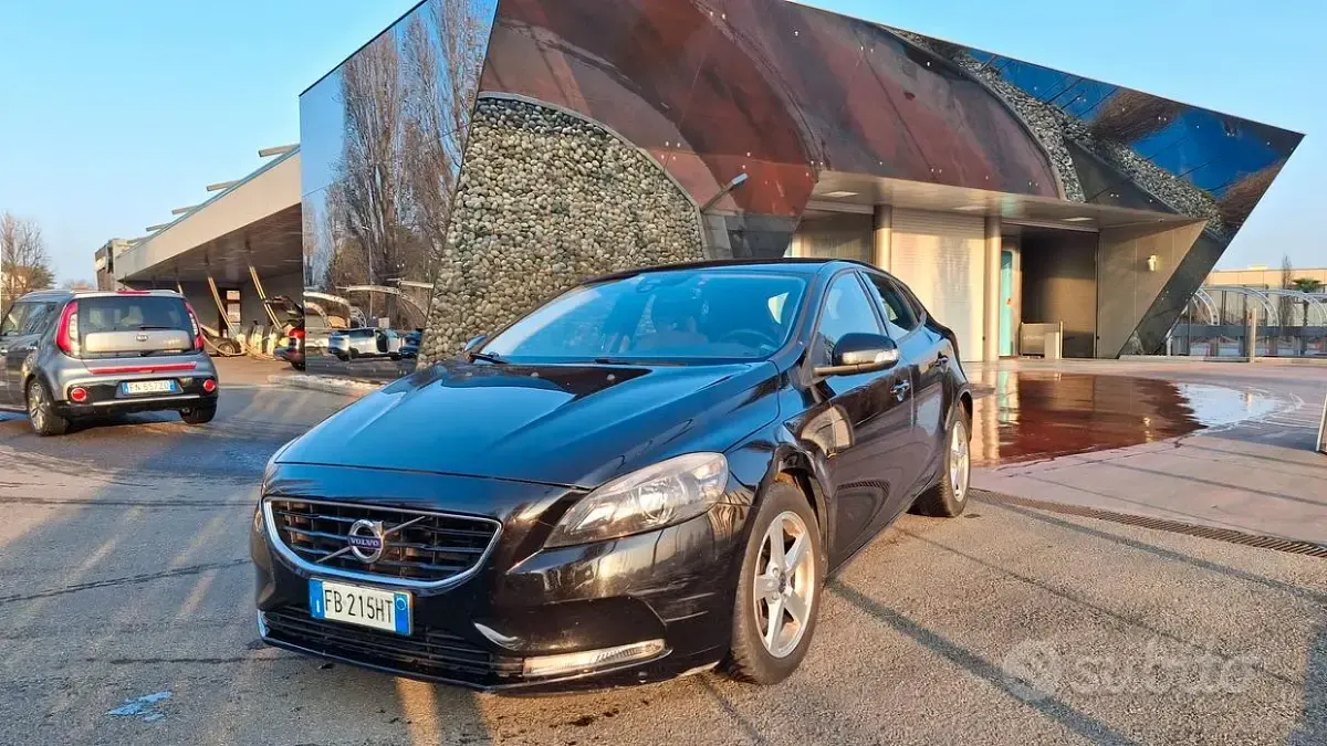 Usata Volvo V40 120 CV (88 kW) 2015 Bluazzurro Berlina