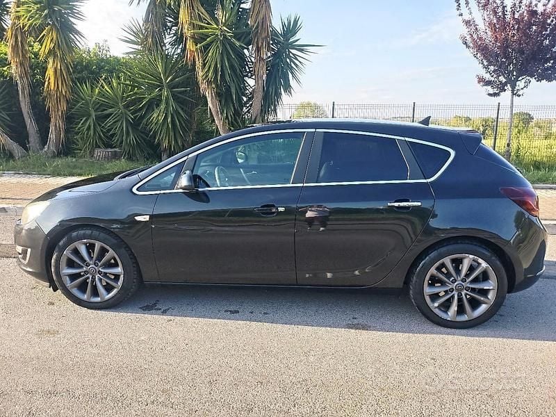 Usata Opel Astra Cosmo 131 CV (96 kW) 2014 Nero Berlina