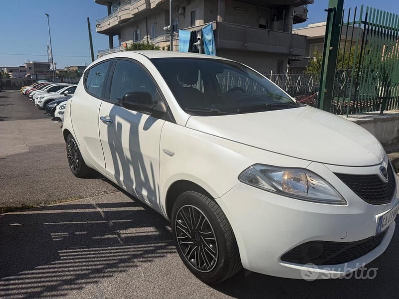 Usata Lancia Ypsilon Gold 69 CV (50 kW) 2020 Bianco Utilitaria