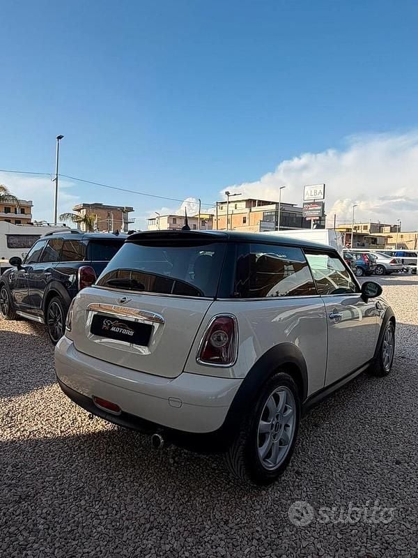 Usata Mini Cooper D 110 CV (80 kW) 2009 Beige Utilitaria