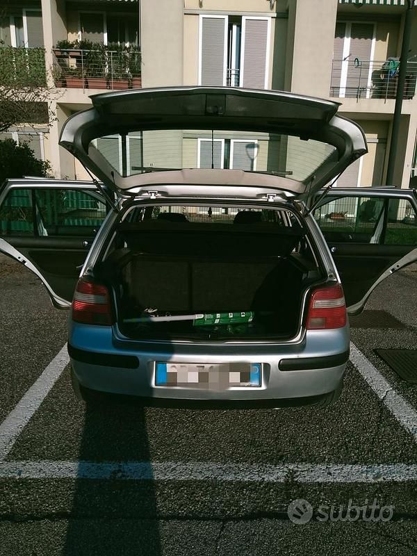 Grigio Usata 2003 VW Golf IV Tre volumi | 2000 € (Buon prezzo) - Immagine 1/4