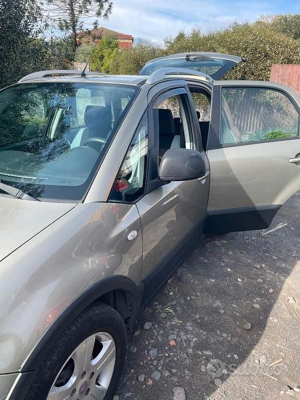 Usata Fiat Sedici 130 CV (95 kW) 2008 Grigio SUV
