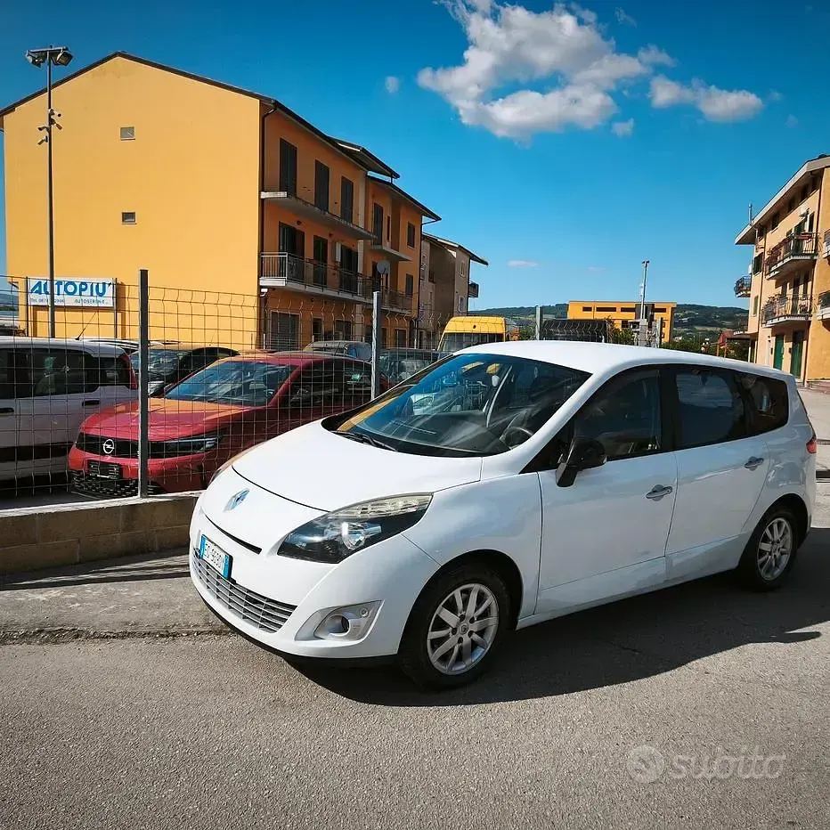 Usata Renault Scénic III Luxe 131 CV (96 kW) 2011 Bianco Monovolume