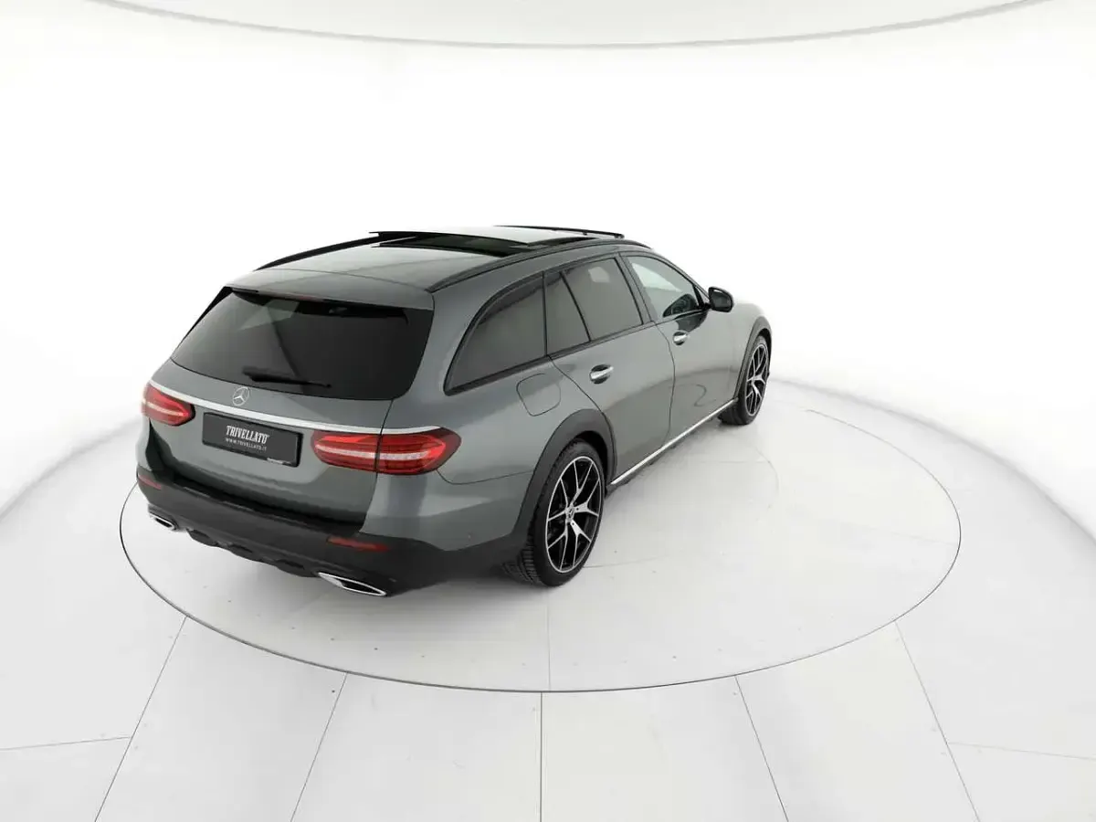 Usata Mercedes E220 All-Terrain Premium Plus 200 CV (147 kW) 2022 Grigio selenite metallizzato Station wagon