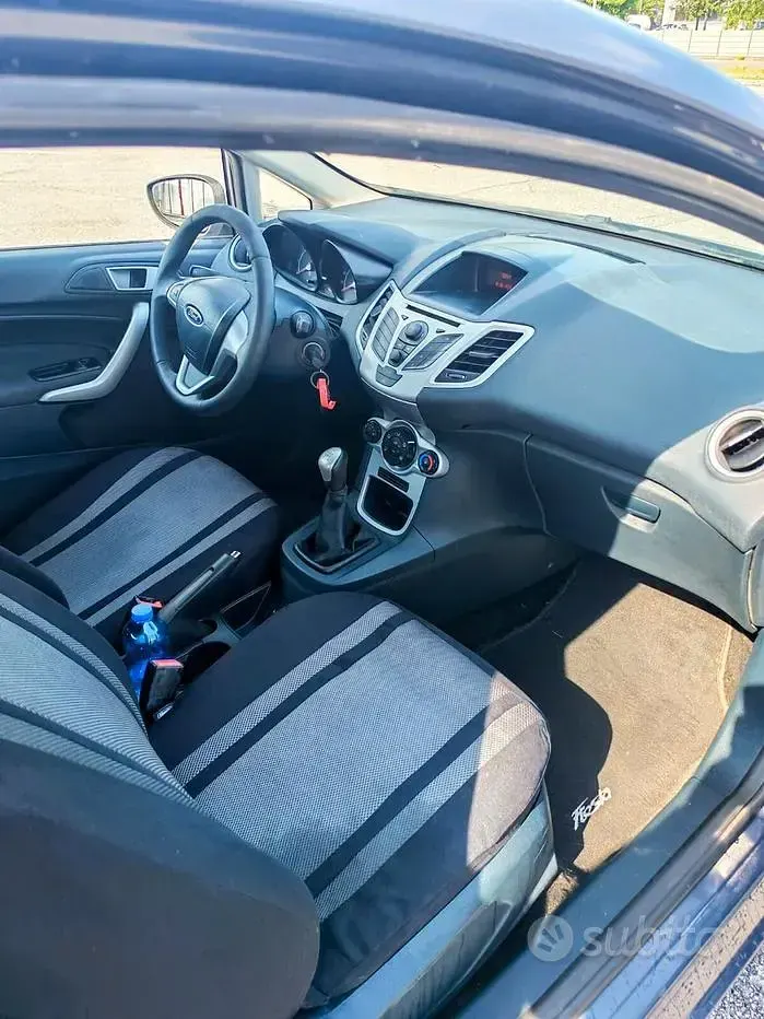 Usata Ford Fiesta 60 CV (44 kW) 2012 Grigio Berlina