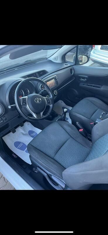 Usata Toyota Yaris 69 CV (50 kW) 2012 Bianco Berlina