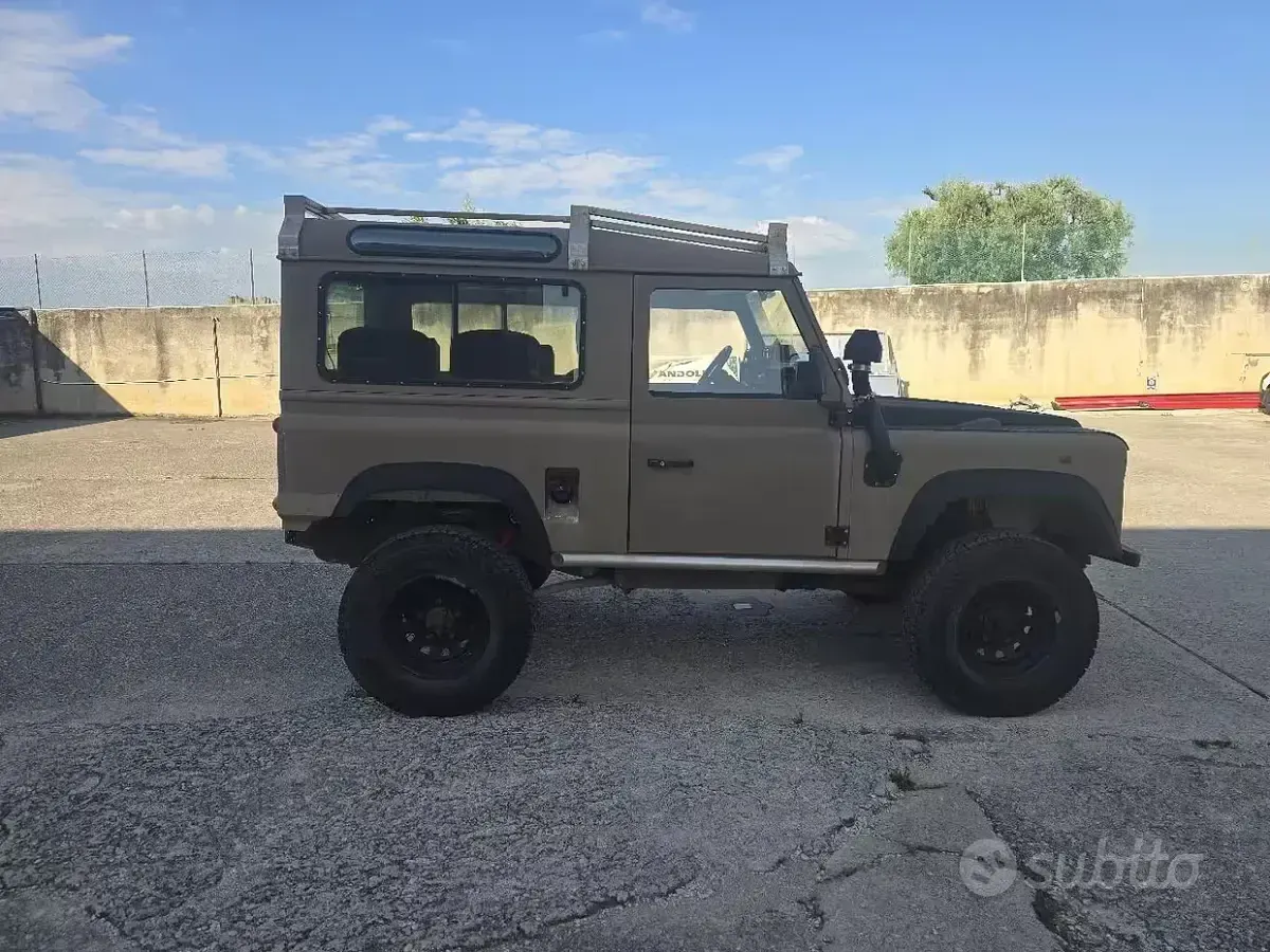Usata Land Rover Defender 113 CV (83 kW) 1997 SUV