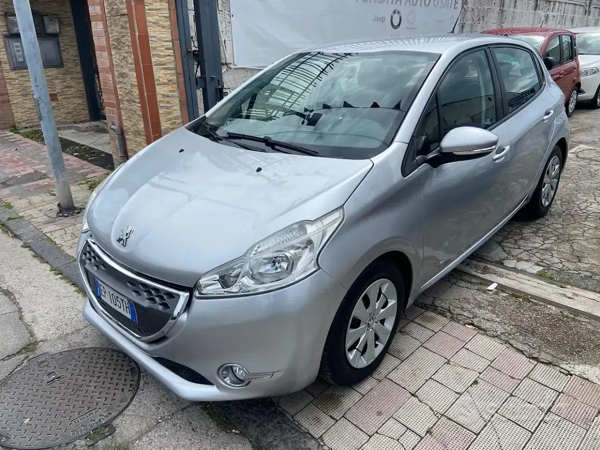 Usata Peugeot 208 Allure 68 CV (50 kW) 2013 Grigio Utilitaria