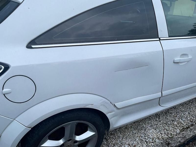 Usata Opel Astra GTC 110 CV (80 kW) 2009 Bianco Berlina