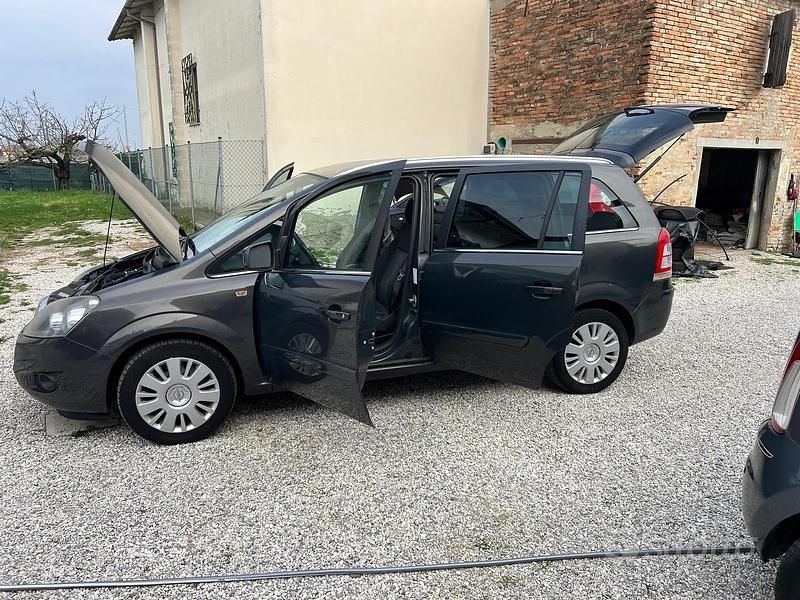 Usata Opel Zafira 150 CV (110 kW) 2012 Nero Monovolume