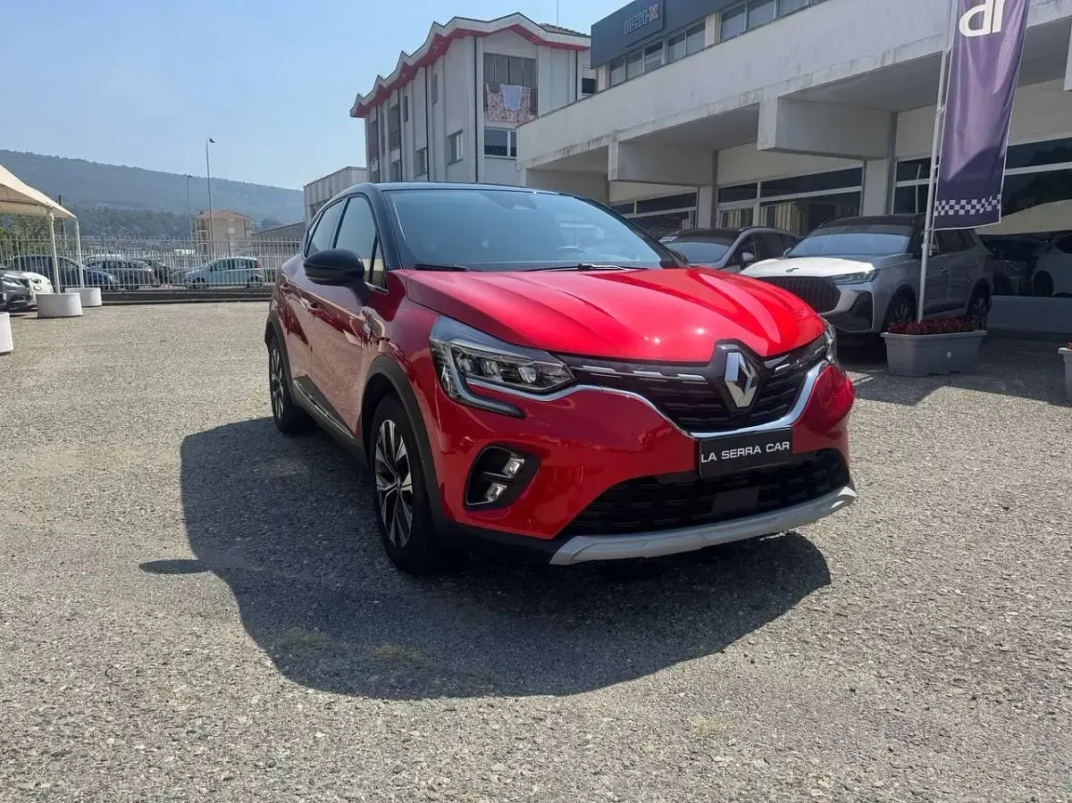 Usata Renault Captur Engineered 94 CV (69 kW) 2023 Rosso SUV