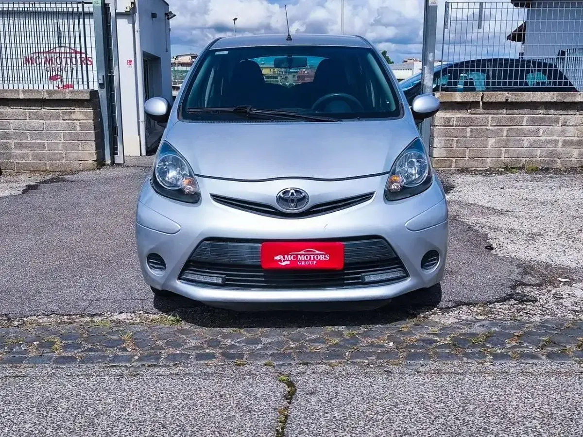 Usata Toyota Aygo Connect Style 68 CV (50 kW) 2014 Argento Utilitaria