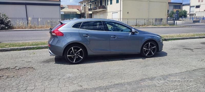 Usata Volvo V40 150 CV (110 kW) 2016 Grigio Berlina