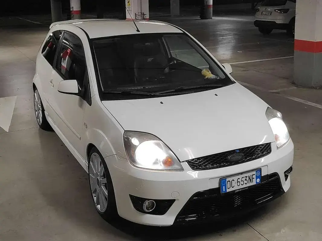 Usata Ford Fiesta ST 150 CV (110 kW) 2006 Bianco Utilitaria