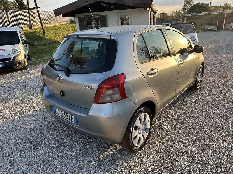 Usata Toyota Yaris Sol 69 CV (50 kW) 2006 Argento Berlina