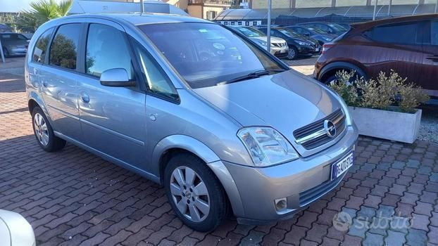 Grigio scuro Usata 2005 Opel Meriva Cosmo Monovolume | 2300 € (Cara) - Immagine 1/4