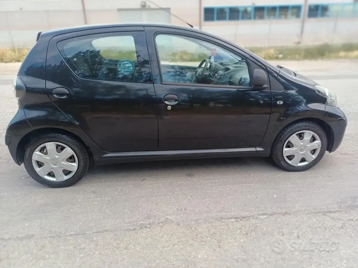 Usata Toyota Aygo Connect Style 72 CV (52 kW) 2010 Nero Utilitaria