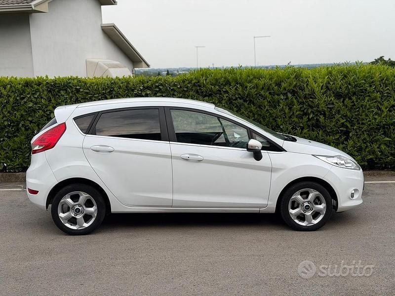 Usata Ford Fiesta 96 CV (70 kW) 2010 Bianco Berlina