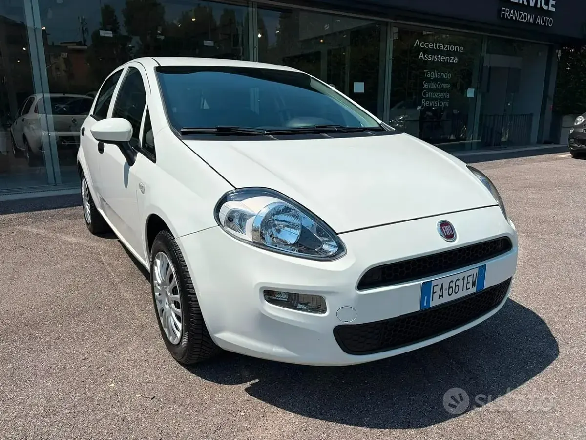 Usata Fiat Punto Street 69 CV (50 kW) 2015 Bianco Utilitaria