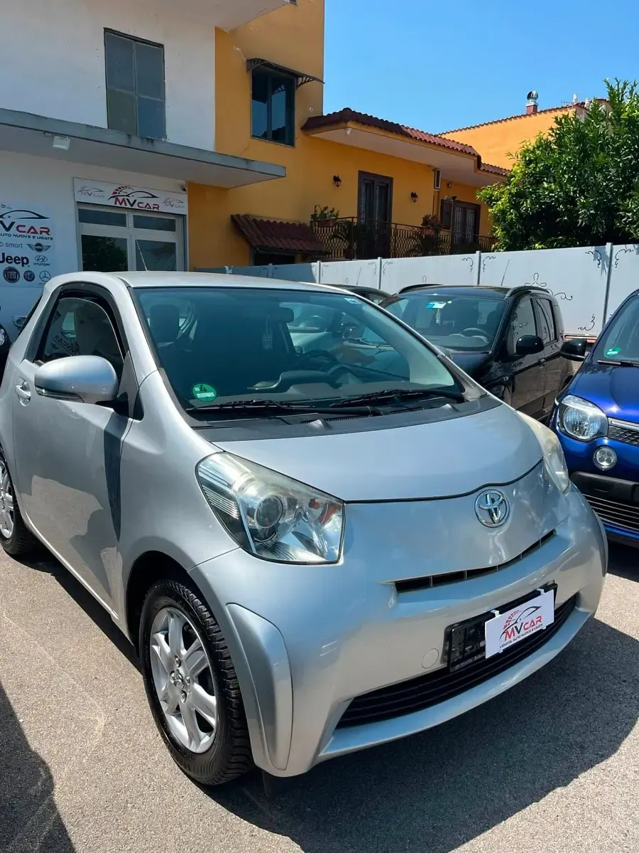 Usata Toyota iQ Sol 68 CV (50 kW) 2010 Argento Utilitaria