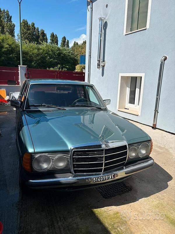 Verde Usata 1982 Mercedes 300 Tre volumi | 10.000 € - Immagine 1/4
