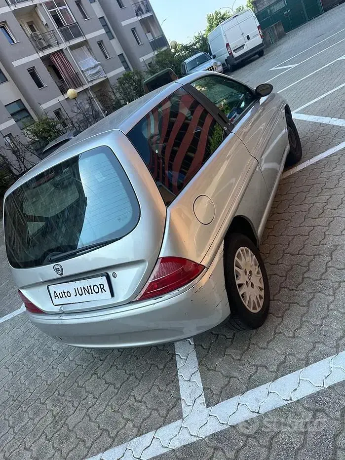 Usata Lancia Ypsilon 60 CV (44 kW) 2002 Grigio Utilitaria