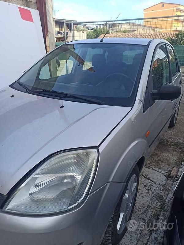 Begagnad Ford Fiesta 68 HK (50 kW) 2002 Grå Halvkombi