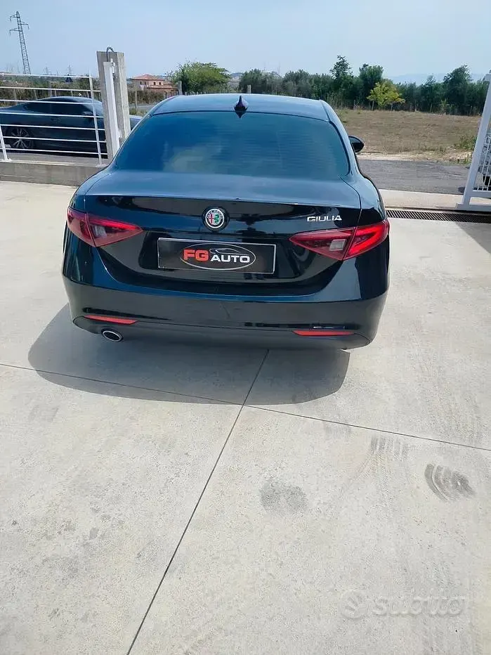 Usata Alfa Romeo Giulia 150 CV (110 kW) 2018 Arancione Berlina